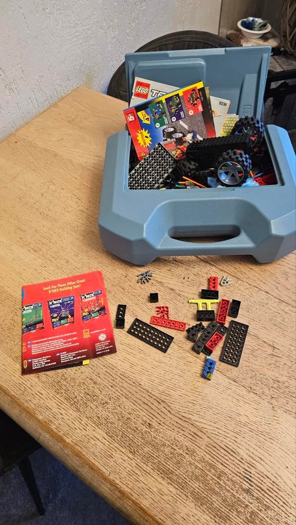 Blauwe koffer met diverse K'nex, Ophalen