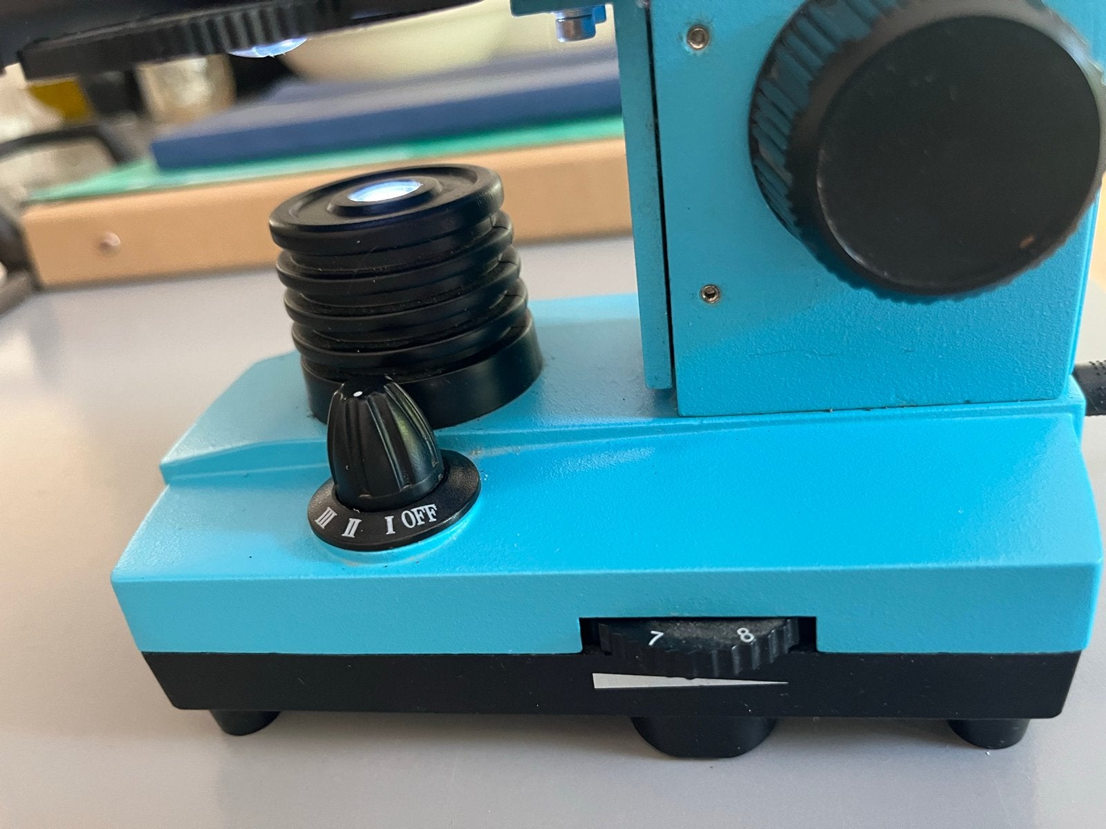 Levenhuk blauwe microscoop 2L Plus (zgan), Ophalen of Verzenden, Zo goed als nieuw, 400x tot 1000x, Biologische microscoop