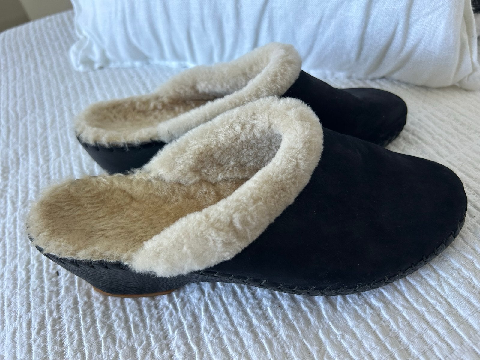 Zwarte pantoffels met schapenvacht voering, Kleding | Dames, Zwart, Nieuw, Ophalen of Verzenden, Pantoffels of Sloffen