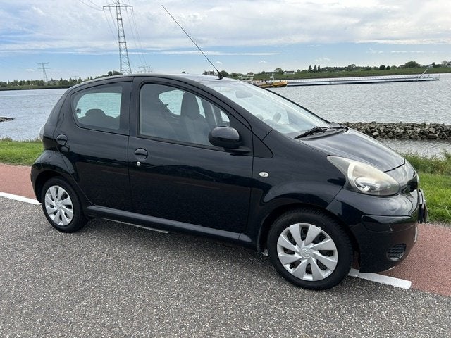 Toyota Aygo 2010 5 deurs airco nwe koppeling/banden 100 % in, Auto's, Keurmerk '100% Onderhouden', Dealer onderhouden, Stof, Gebruikt