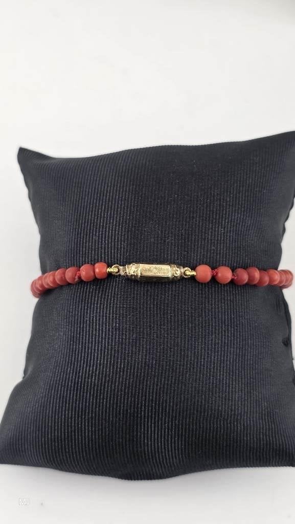 Bloedkoralen armband met gouden slot                     D47, Ophalen of Verzenden, Overige materialen, Armband