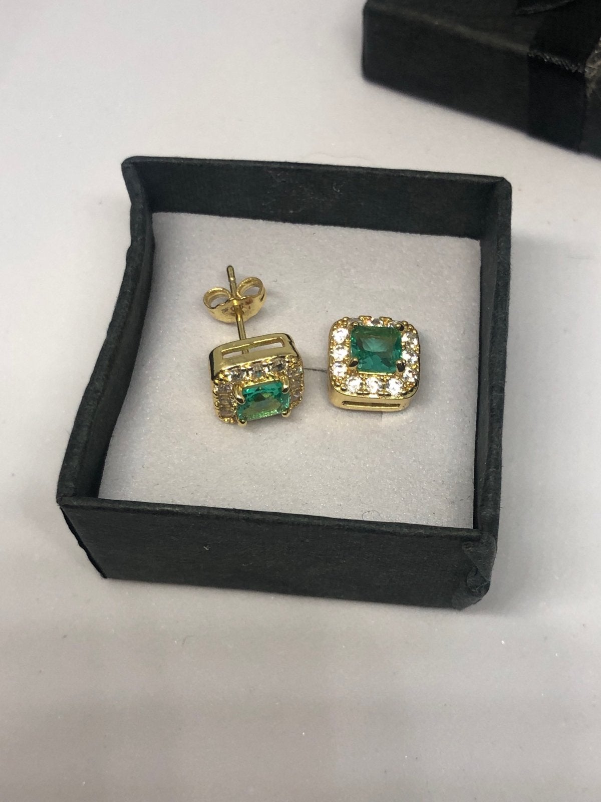 Goudkleurige  oorbellen met smaragd en diamanten, Sieraden, Tassen en Uiterlijk, Oorbellen, Nieuw, Ophalen of Verzenden, Met edelsteen