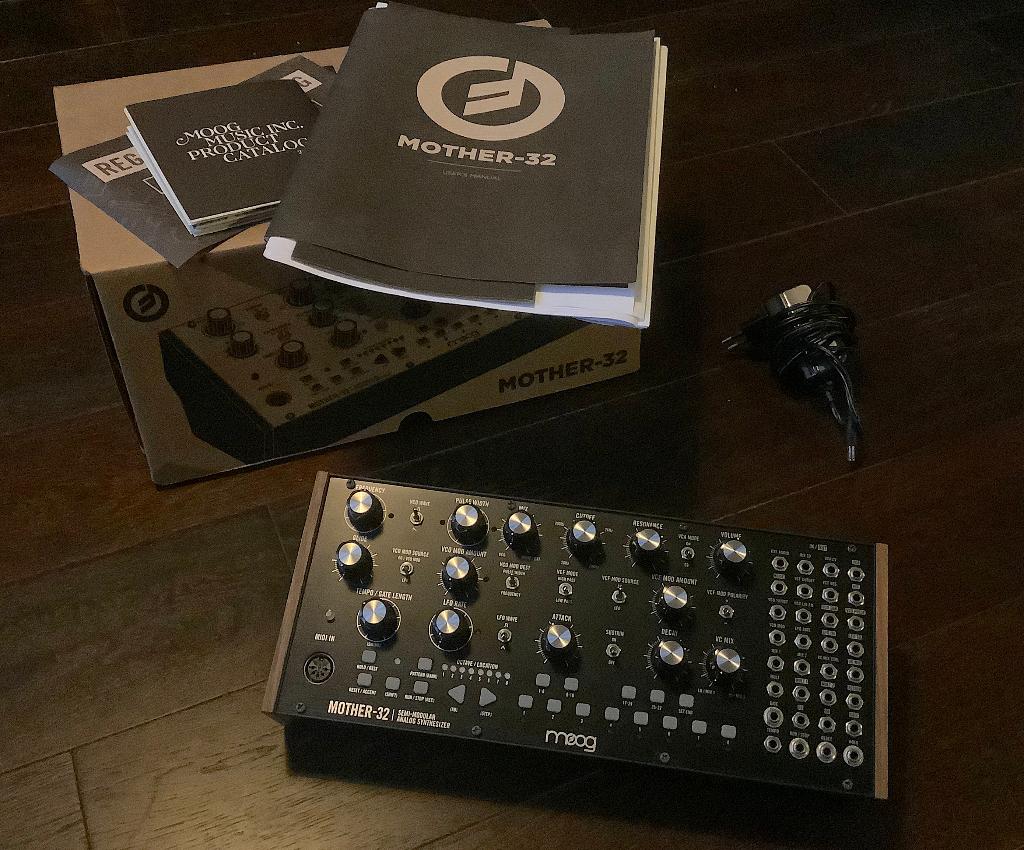Moog Mother-32, nieuwstaat, Muziek en Instrumenten, Overige aantallen, Zo goed als nieuw, Met midi-aansluiting, Ophalen