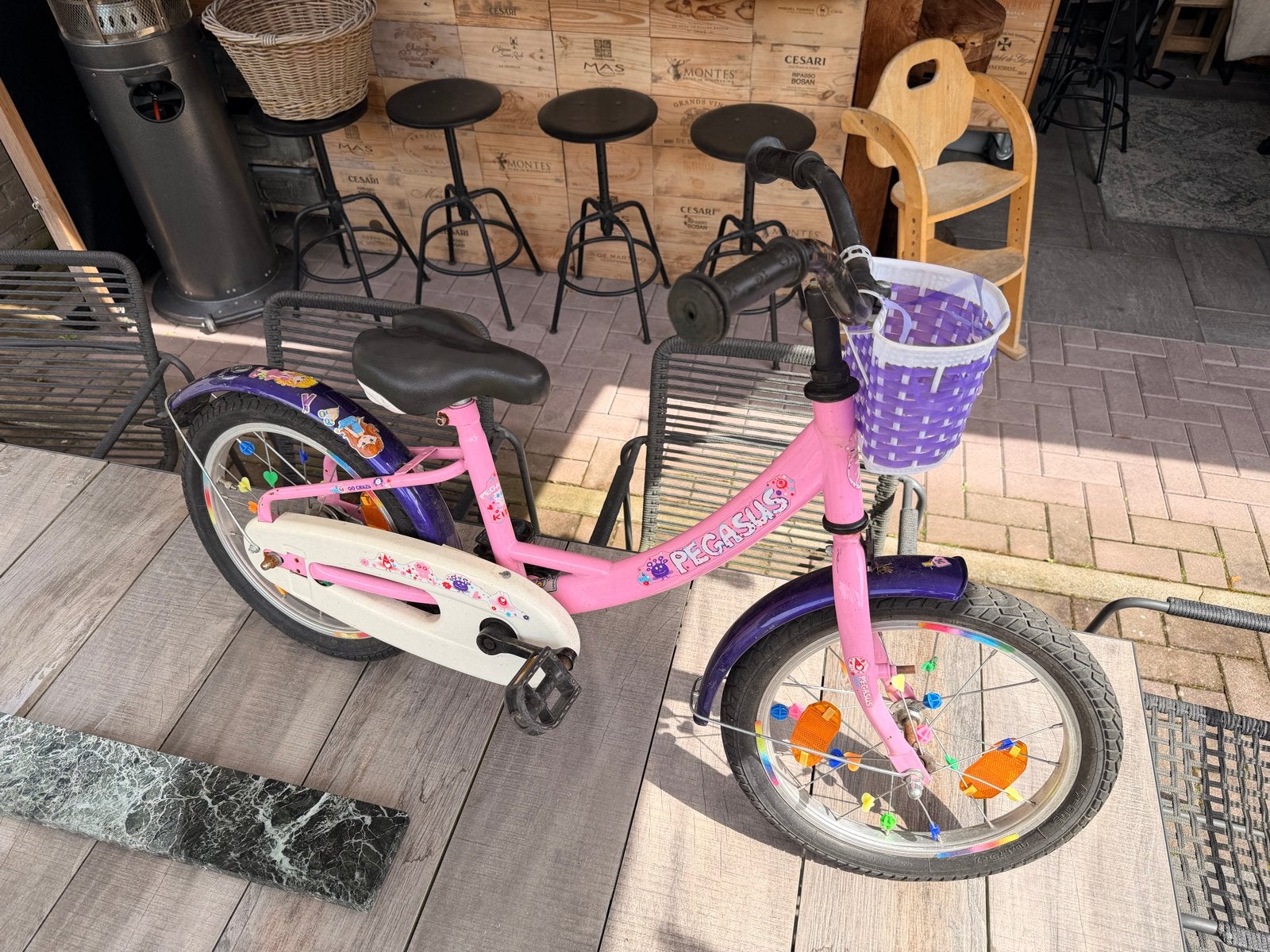 Roze Kinderfiets Pegasus 16 inch met mandje en zijwieltjes, Terugtraprem, Zijwieltjes, Ophalen of Verzenden, 16 tot 20 inch