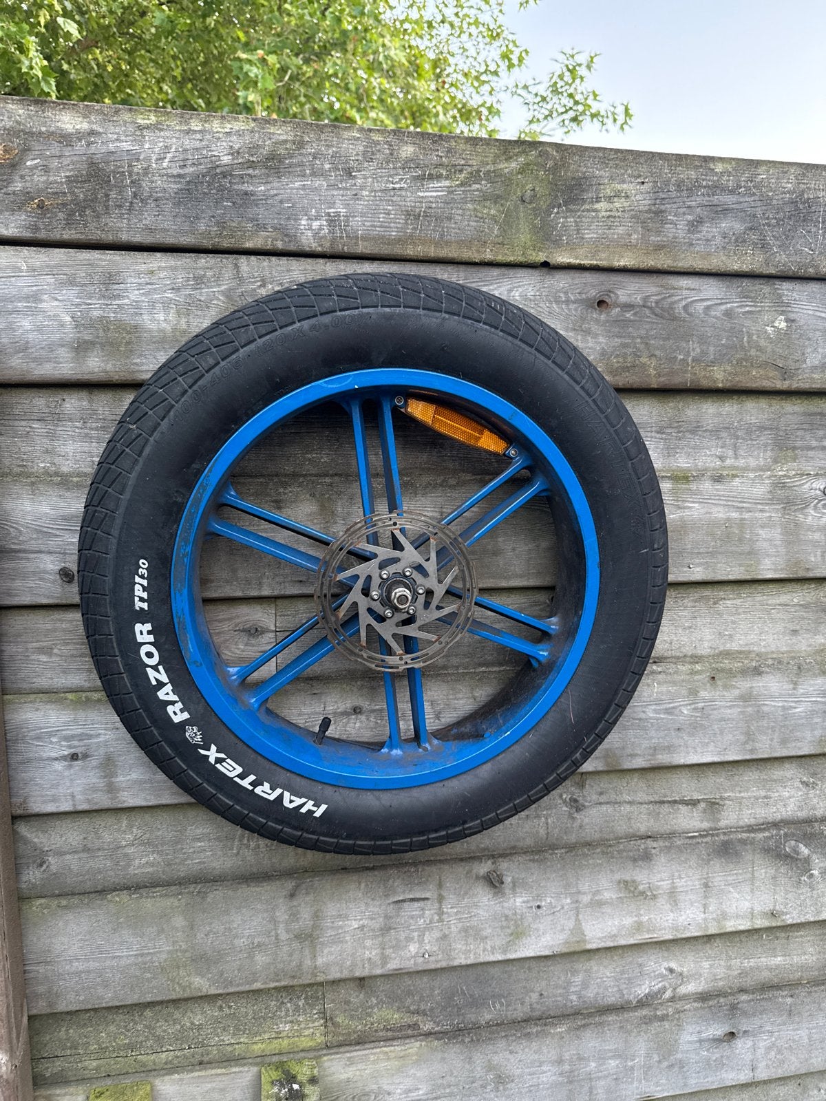 Blauw fietswiel met band en schijfrem, Fietsen en Brommers, Fietsonderdelen, Gebruikt, Ophalen of Verzenden, Aluminium, Elektrische fiets