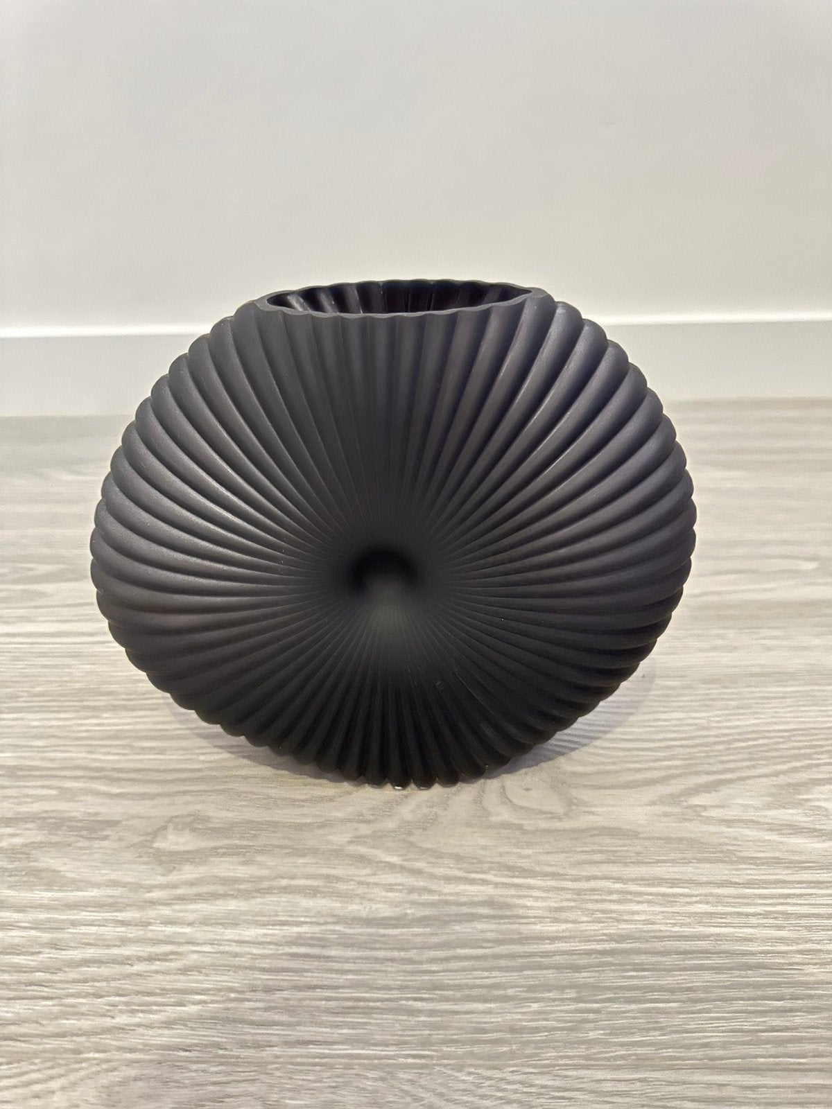 Zwarte decoratieve vaas met spiraaldesign, Ophalen