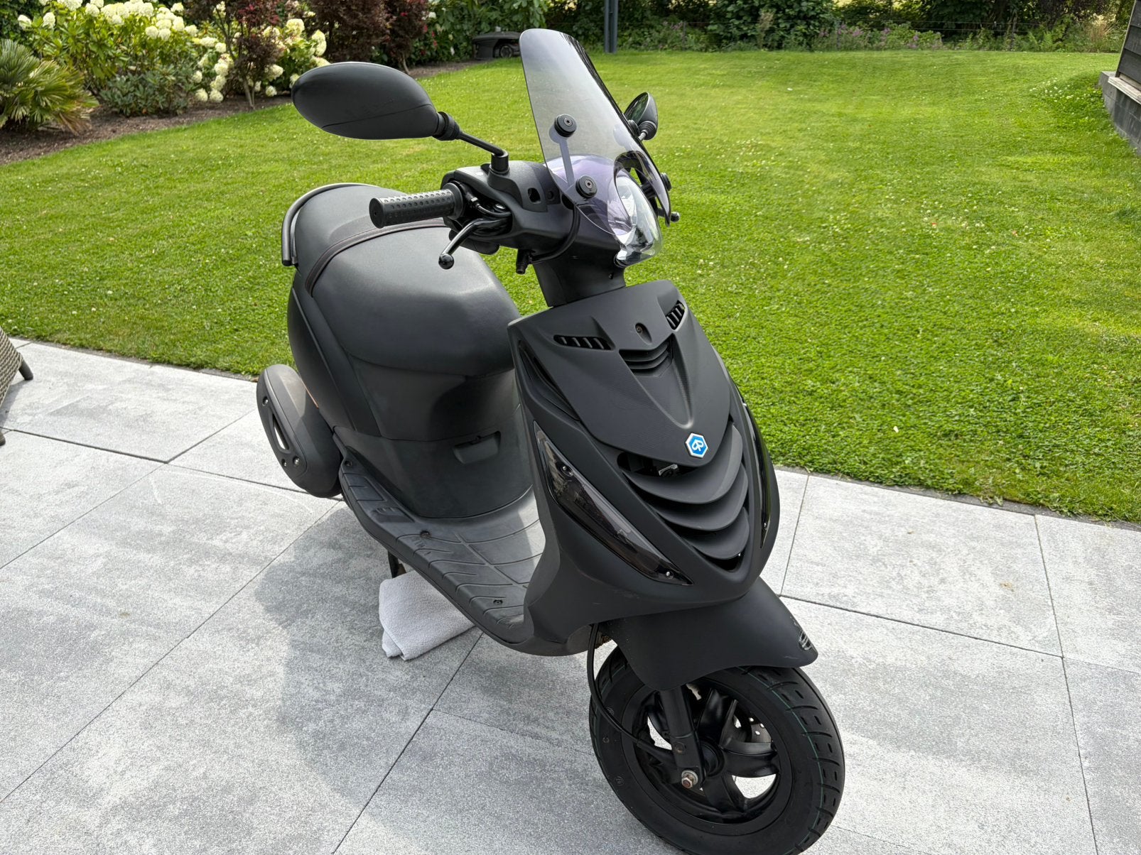 PIAGGIO ZIP van 2023, goed onderhouden, 1ste eigenaar., Fietsen en Brommers, Scooters | Piaggio, Ophalen, Zo goed als nieuw, Benzine