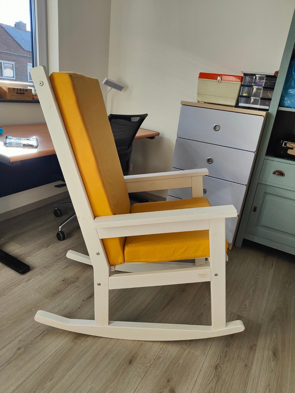 Witte schommelstoel met gele kussens, Ophalen, Wit, Zo goed als nieuw, Stof