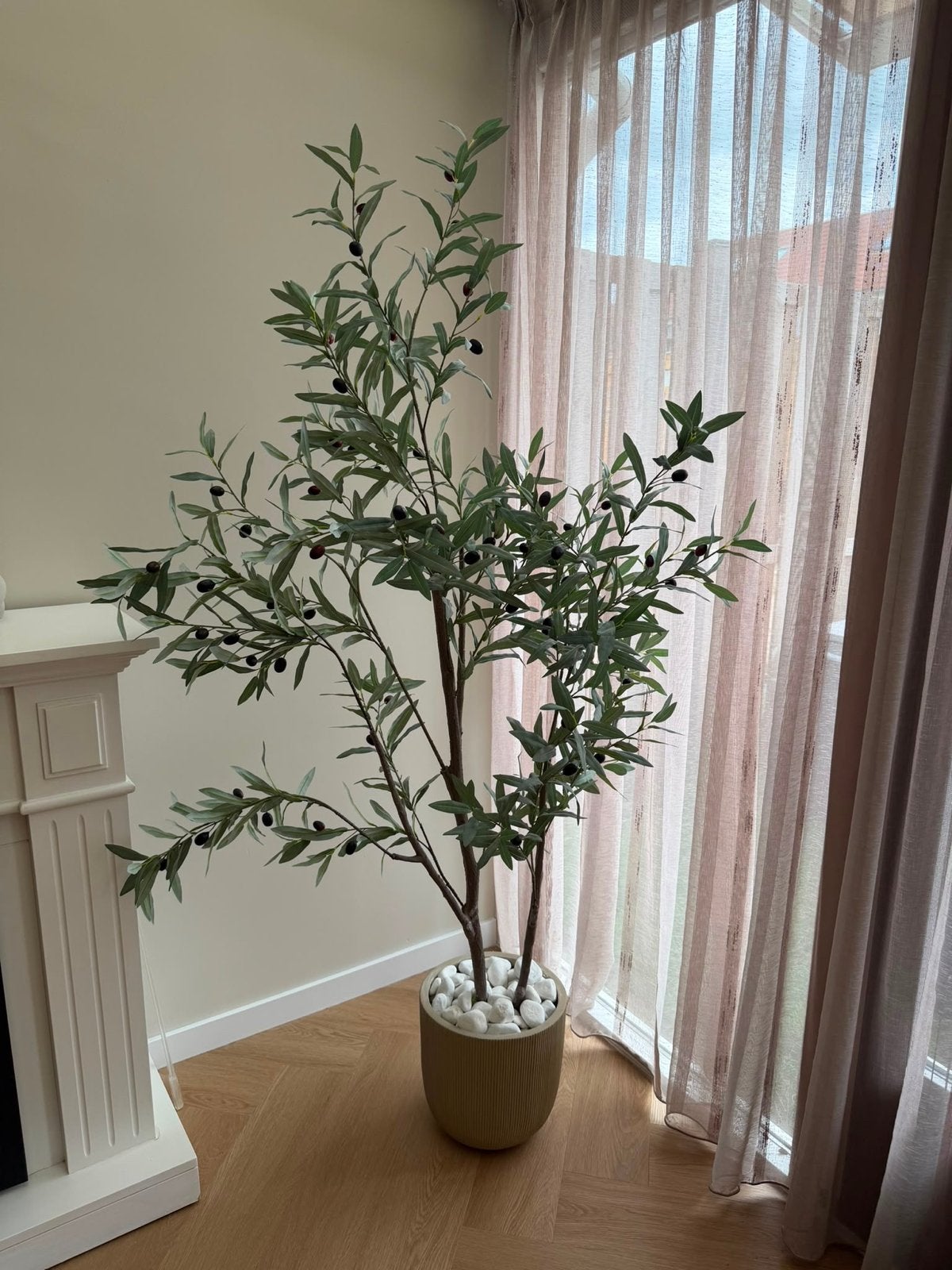 Grote kunst olijfboom met pot en stenen, Huis en Inrichting, Woonaccessoires | Kunstplanten en Kunstbloemen, Ophalen, Binnen, Groen