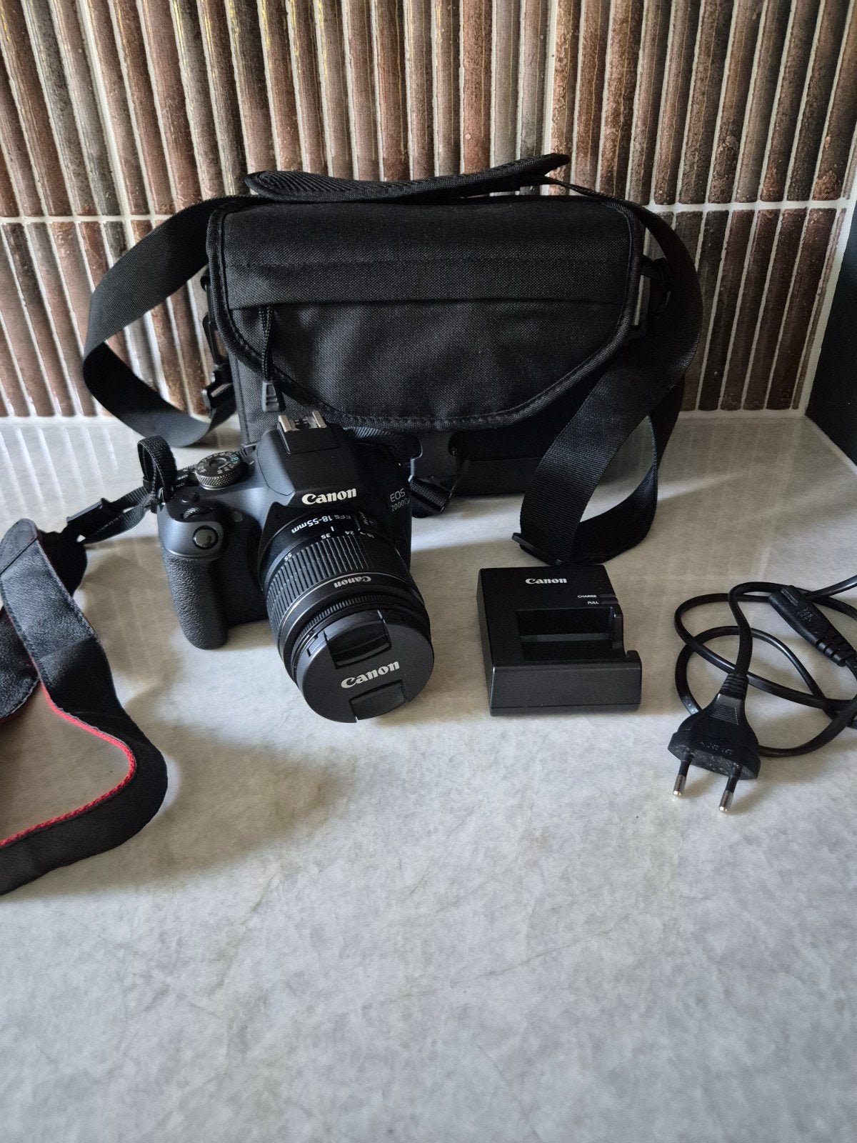 Canon EOS 2000D + EF-S 18-55mm III + Tas + Oplader, Canon, Zo goed als nieuw, 4 t/m 7 keer, Ingebouwde flitser