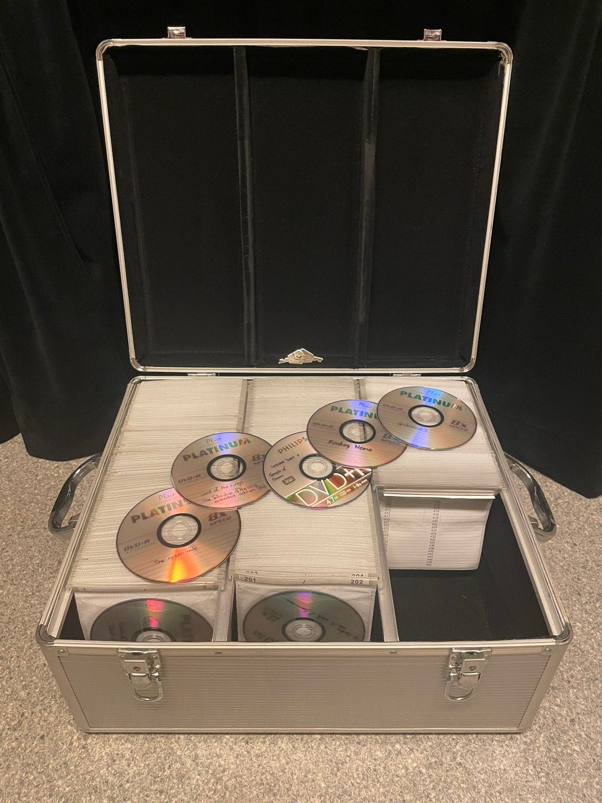 Koffer voor 600 cds/dvds met sleutels en opberghoezen, Ophalen of Verzenden, Gebruikt, Overige typen