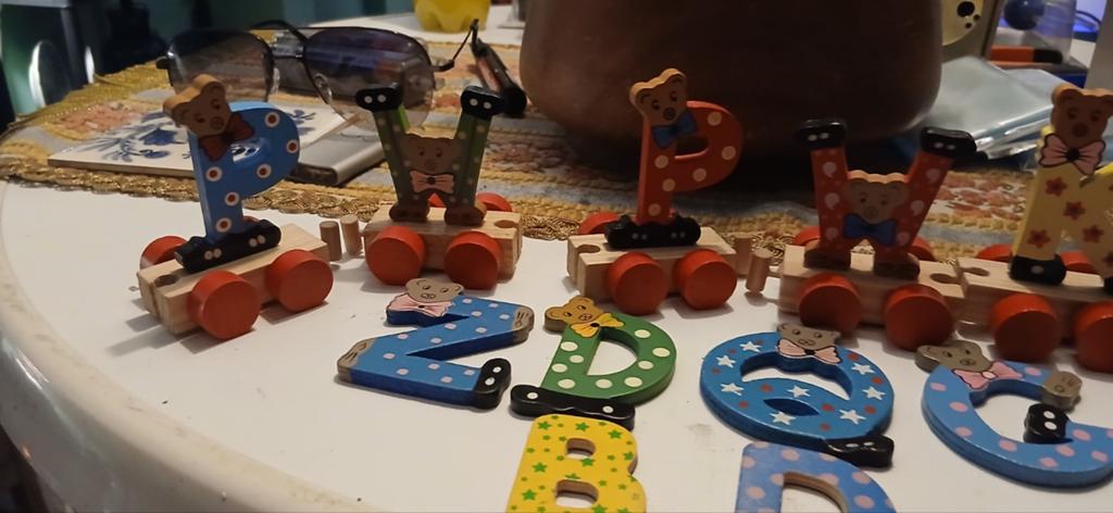 Houten letters trein en losse magneetletters, Kinderen en Baby's, Speelgoed | Houten speelgoed, Gebruikt, Duw- of Trekspeelgoed