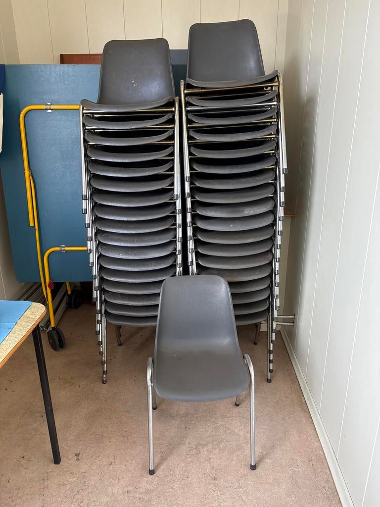 36 kantine stoelen, Ophalen, Kunststof, Gebruikt, Grijs