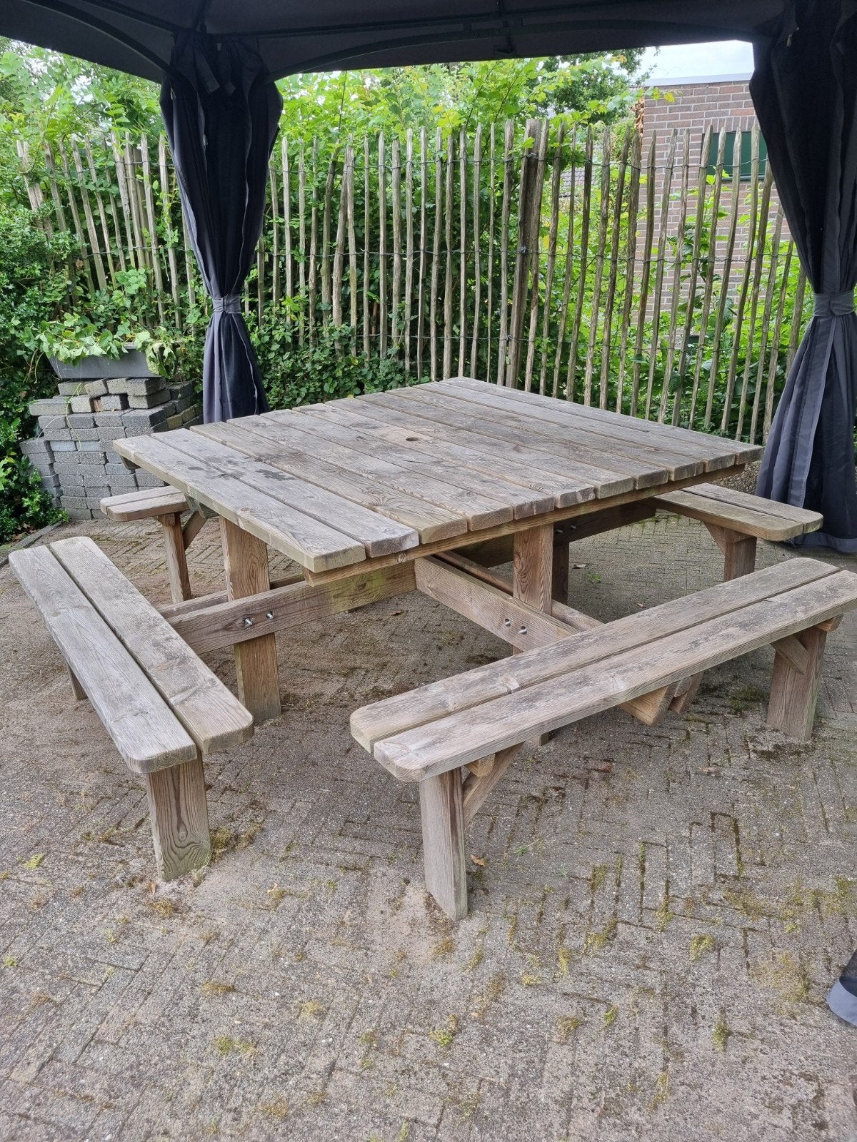 Robuuste houten picknicktafel met banken 8 tot 12 persoons, Ophalen, Gebruikt, Vierkant, Hout