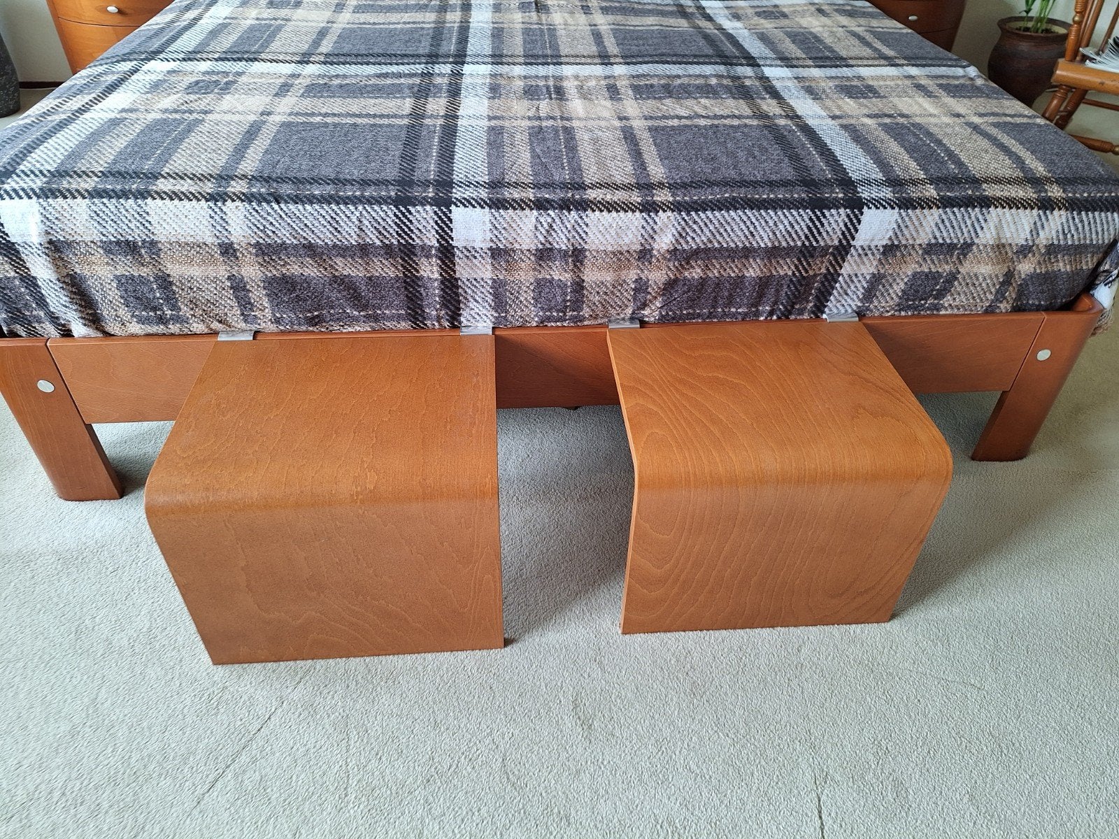 Auping Auronde nachtkastjes kersen, Huis en Inrichting, Ophalen, Zo goed als nieuw, Minder dan 45 cm