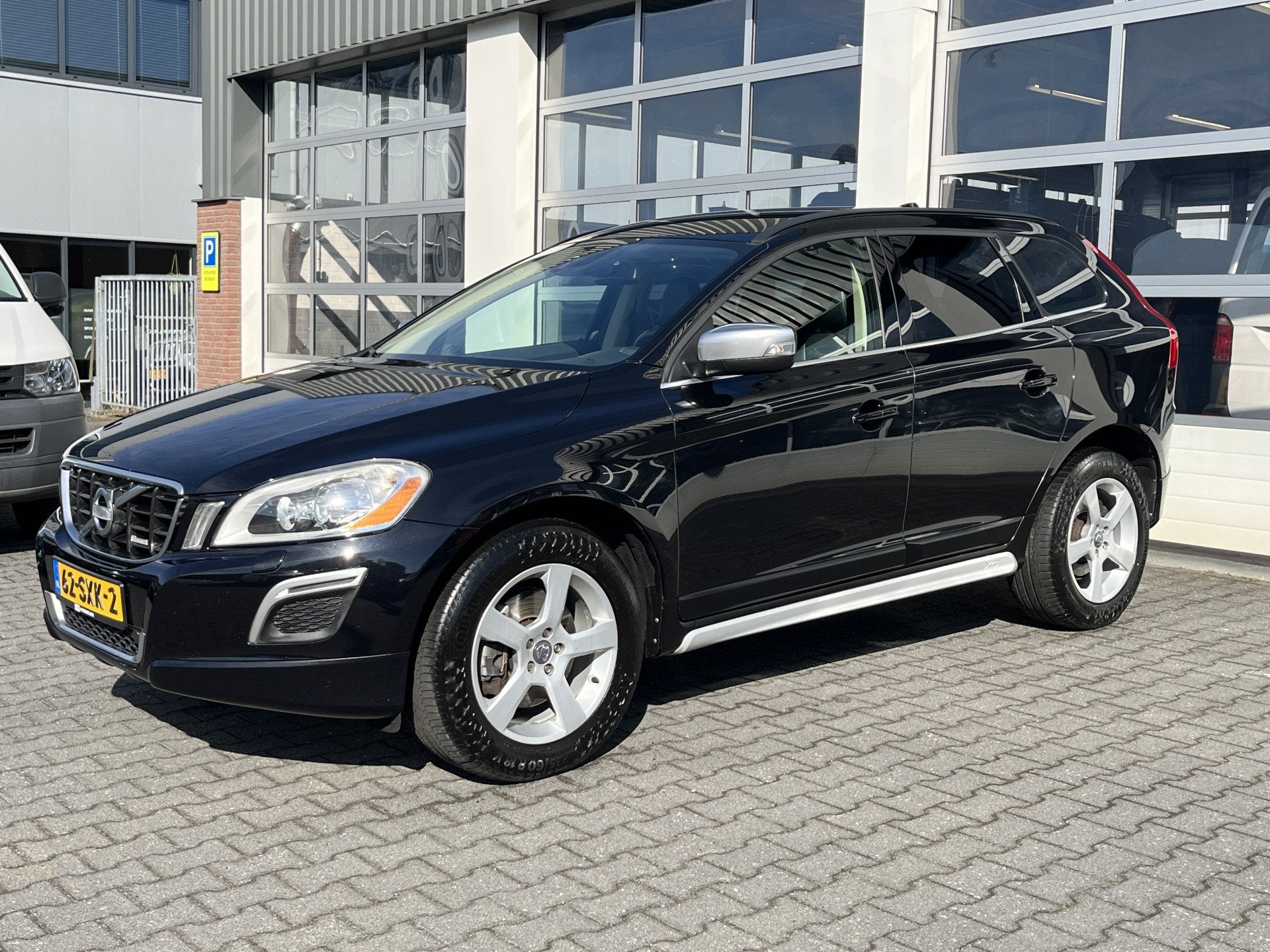 Volvo XC60 2.0 D3 R-Design Airco Cruise controle Leder Trekh, Auto's, Volvo, Voorwielaandrijving, Euro 5, 1624 kg, Gebruikt