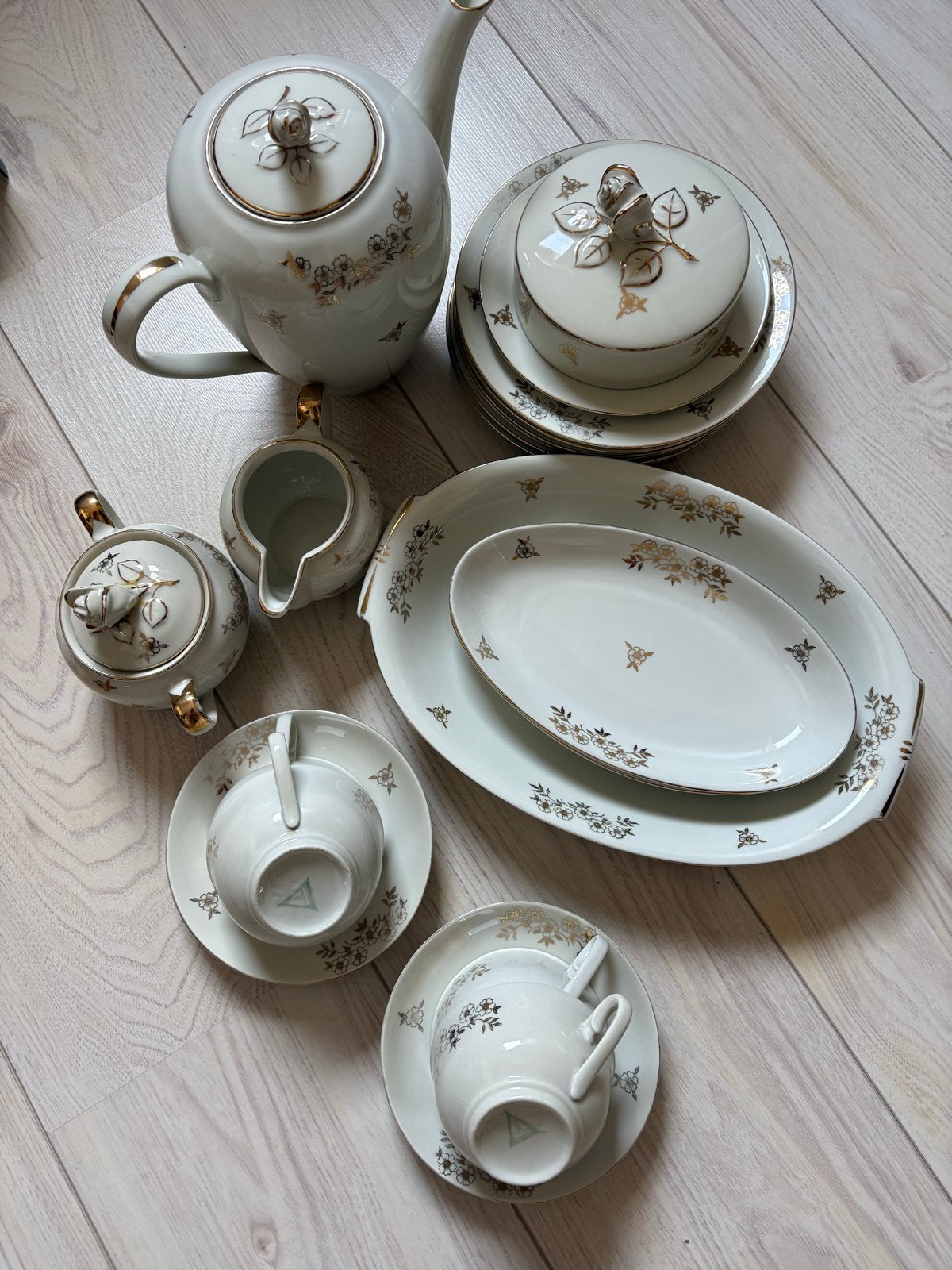Vintage servies met gouden bloemmotief - Compleet, Ophalen, Gebruikt, Overige merken, Vintage