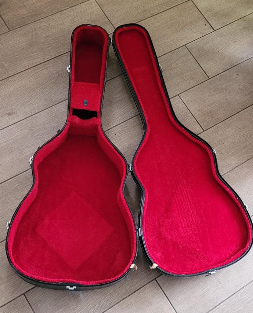 Gitaarkoffer met rode voering - Gebruikt, Muziek en Instrumenten, Behuizingen en Koffers, Ophalen, Gebruikt, Akoestische gitaar