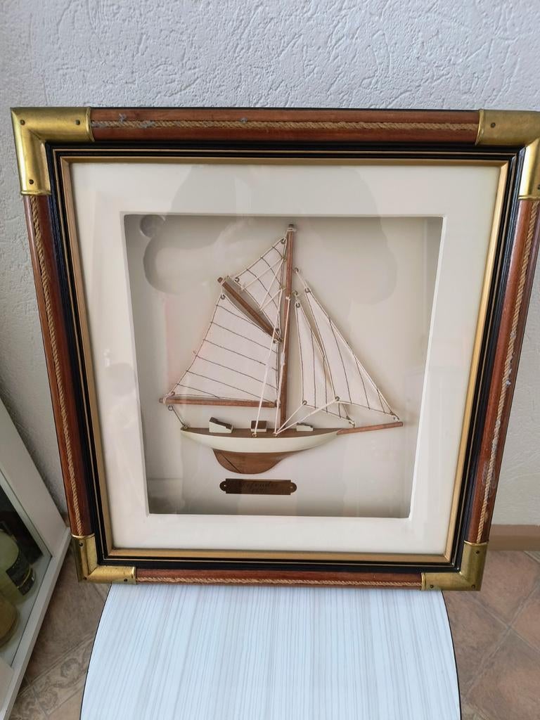 Ingelijst 3D scheepsmodel Defender (1895), Verzamelen, Scheepvaart, Zo goed als nieuw, Overige typen, Zeilboot, Ophalen