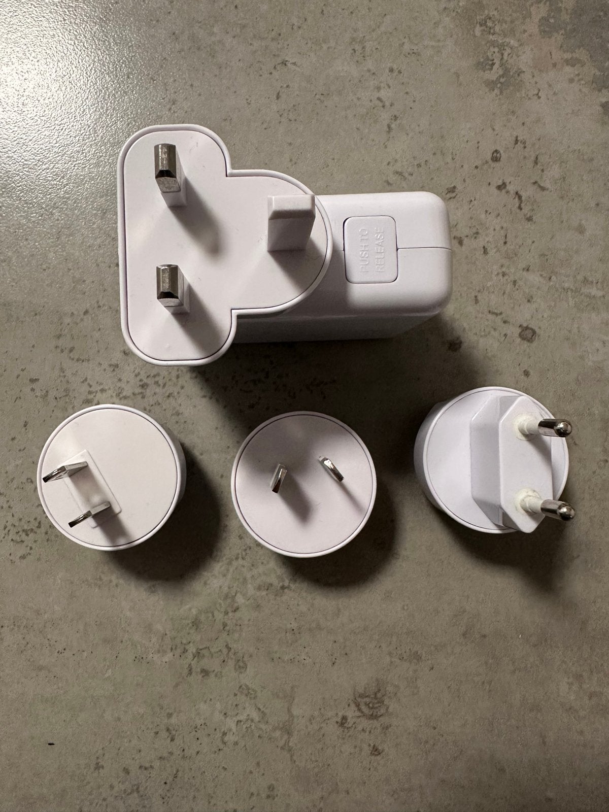 USB Multi Reislader met 4 Poorten en Wereldstekkers, Ophalen of Verzenden, Zo goed als nieuw