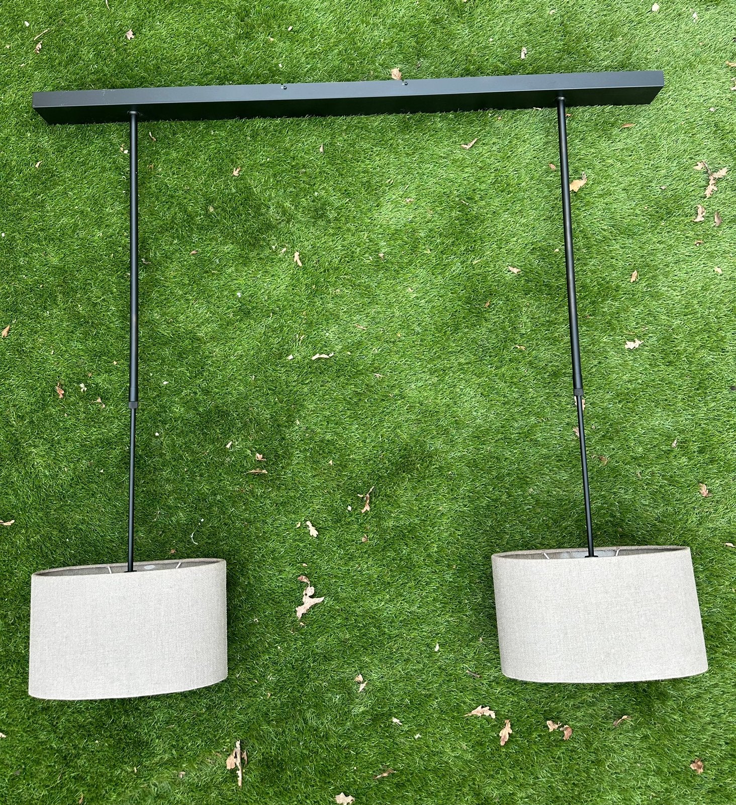 Hanglamp met 2 ovalen naturel kleurige kappen, Huis en Inrichting, Lampen | Hanglampen, Ophalen, Zo goed als nieuw, Metaal, 75 cm of meer