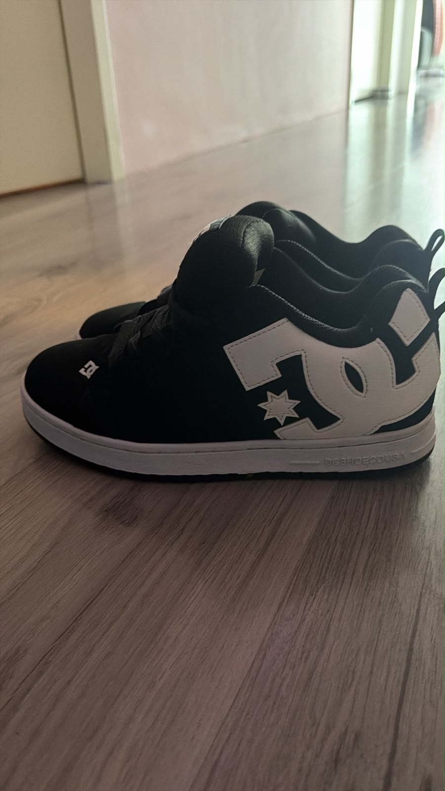 DC Shoes - Zwart met wit logo, Ophalen, Zwart, Sneakers of Gympen, Zo goed als nieuw