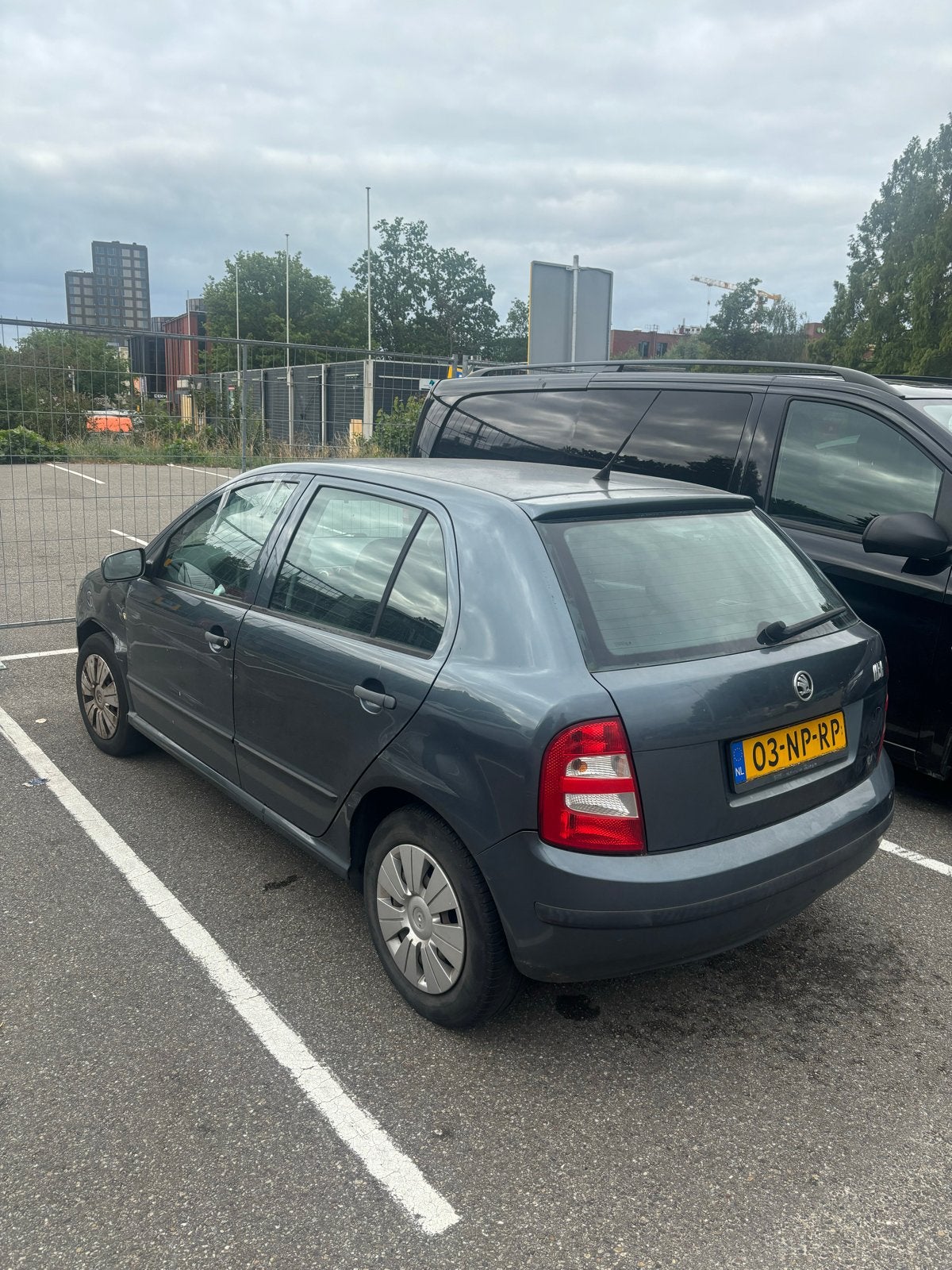 Skoda Fabia 1.4 Combi 55KW 2004 Grijs MOET WEG!!, Auto's, Voorwielaandrijving, 4 cilinders, Origineel Nederlands, Stationwagon
