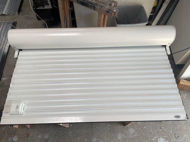 Wit elektrisch rolluik 120 cm breed x 115 cm hoog, Doe-het-zelf en Verbouw, Rolluiken, Gebruikt, 100 tot 150 cm, Ophalen of Verzenden