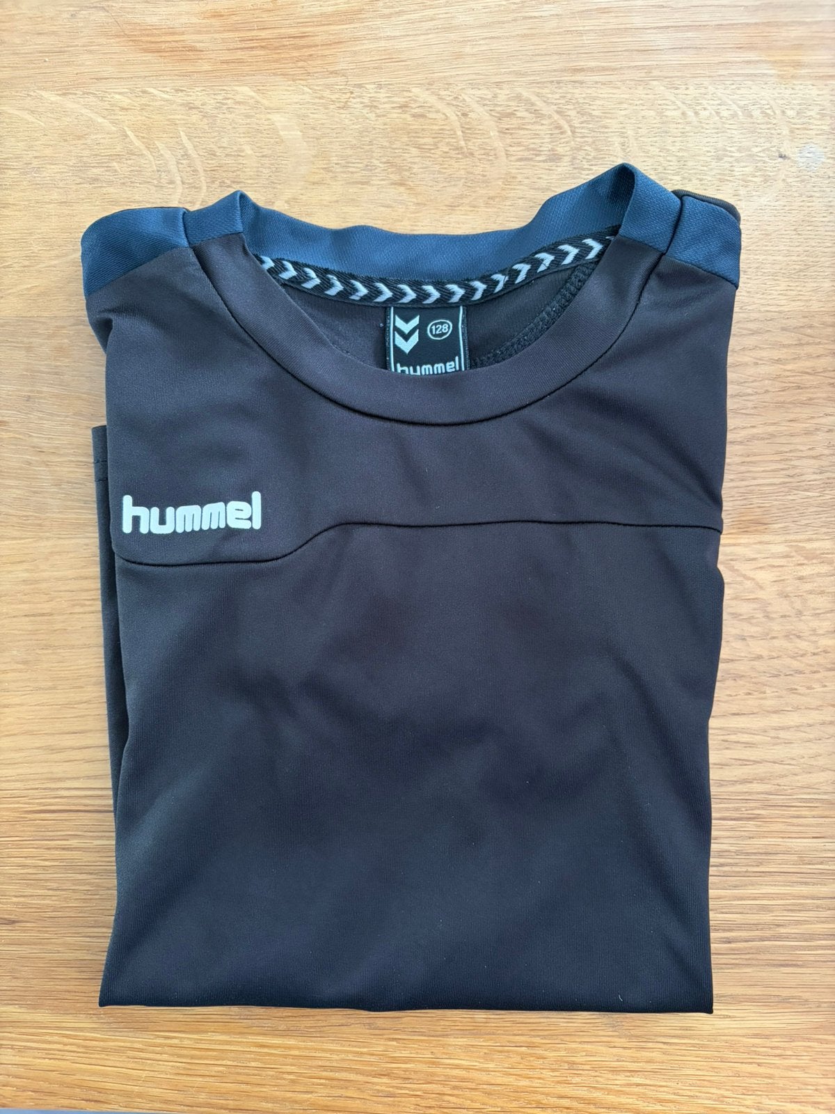2 Hummel trainingsshirtjes maat 128, Ophalen of Verzenden, Zo goed als nieuw, Jongen of Meisje, Sport- of Zwemkleding