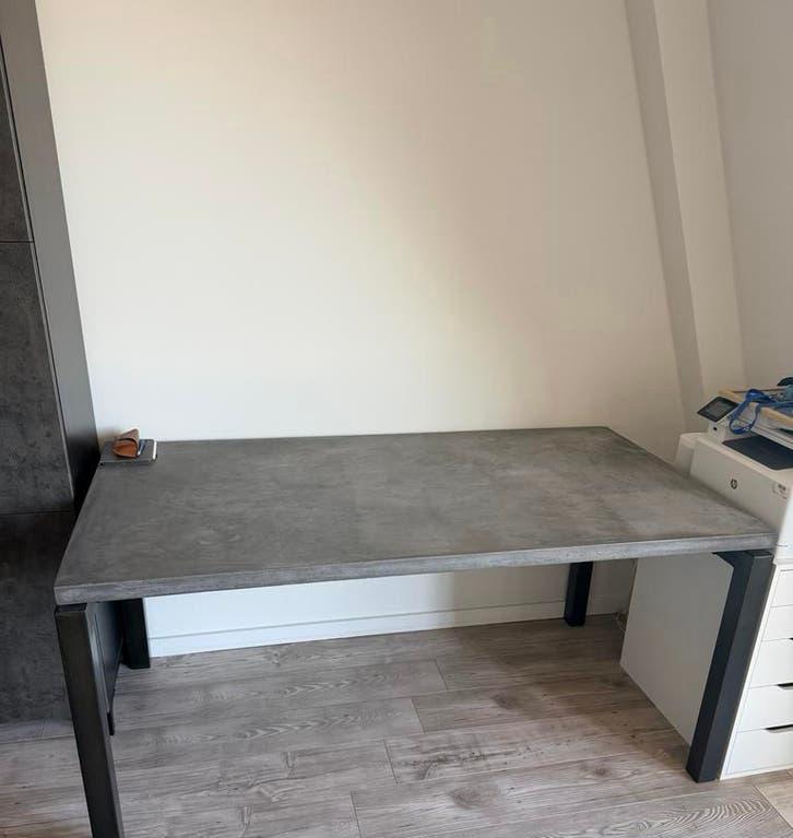 Modere eettafel met betonlook blad en metalen poten, Huis en Inrichting, Tafels | Eettafels, Ophalen, Gebruikt, 50 tot 100 cm