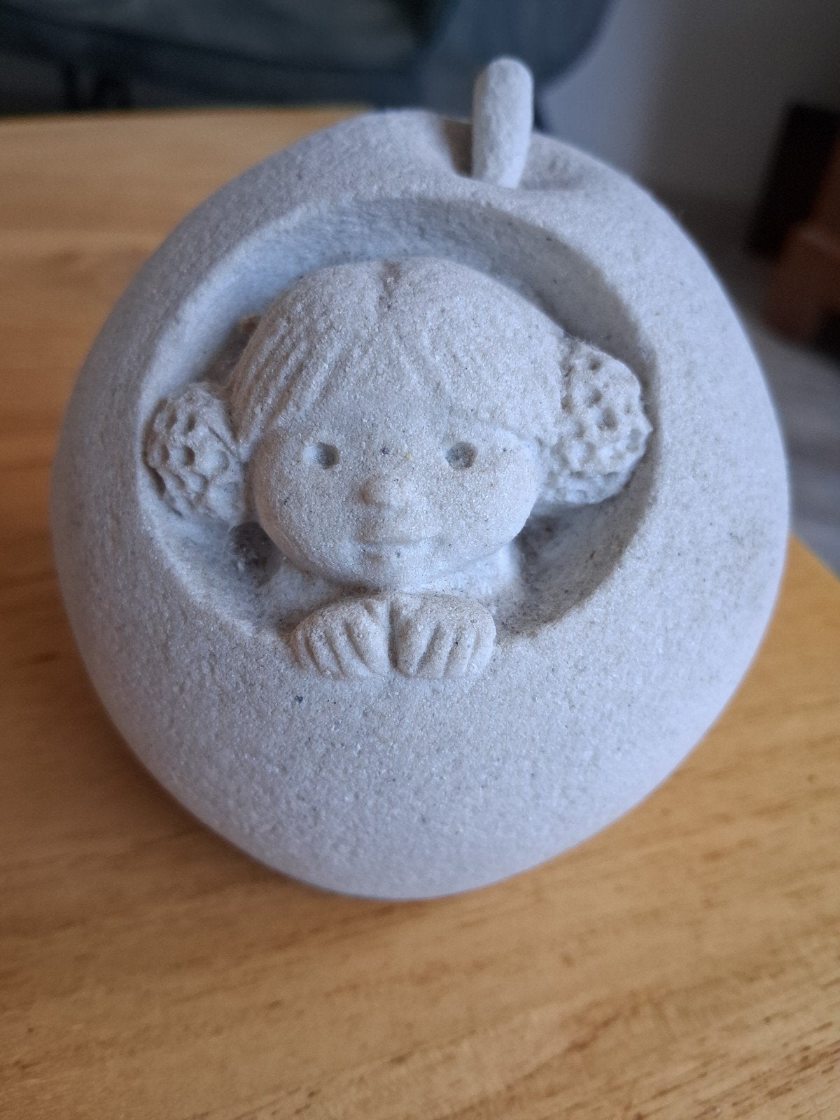 Vintage Marbell Stone Art Beeldje - Meisje in Appel, Ophalen, Minder dan 20 cm, Gemerkt, Steen of Keramiek