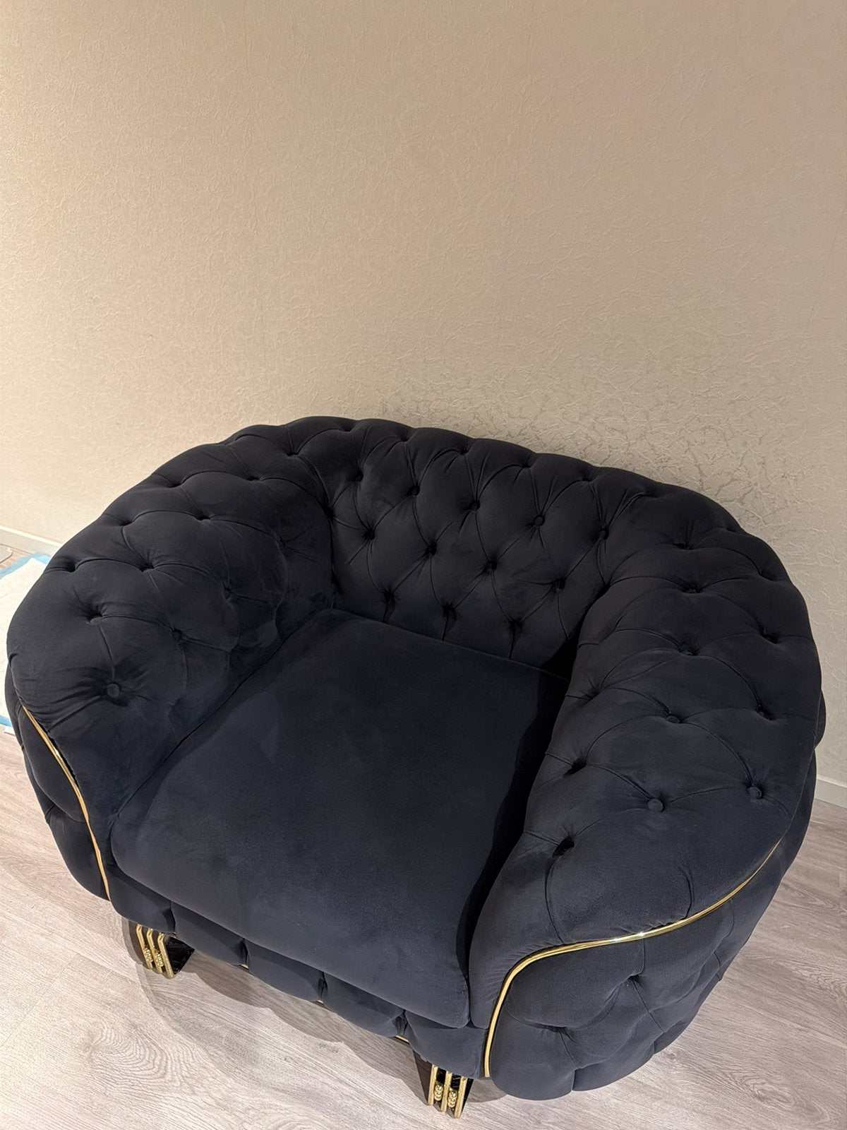 Velvet fauteuil met gouden details, Huis en Inrichting, Ophalen, Zo goed als nieuw, 75 tot 100 cm, 50 tot 75 cm
