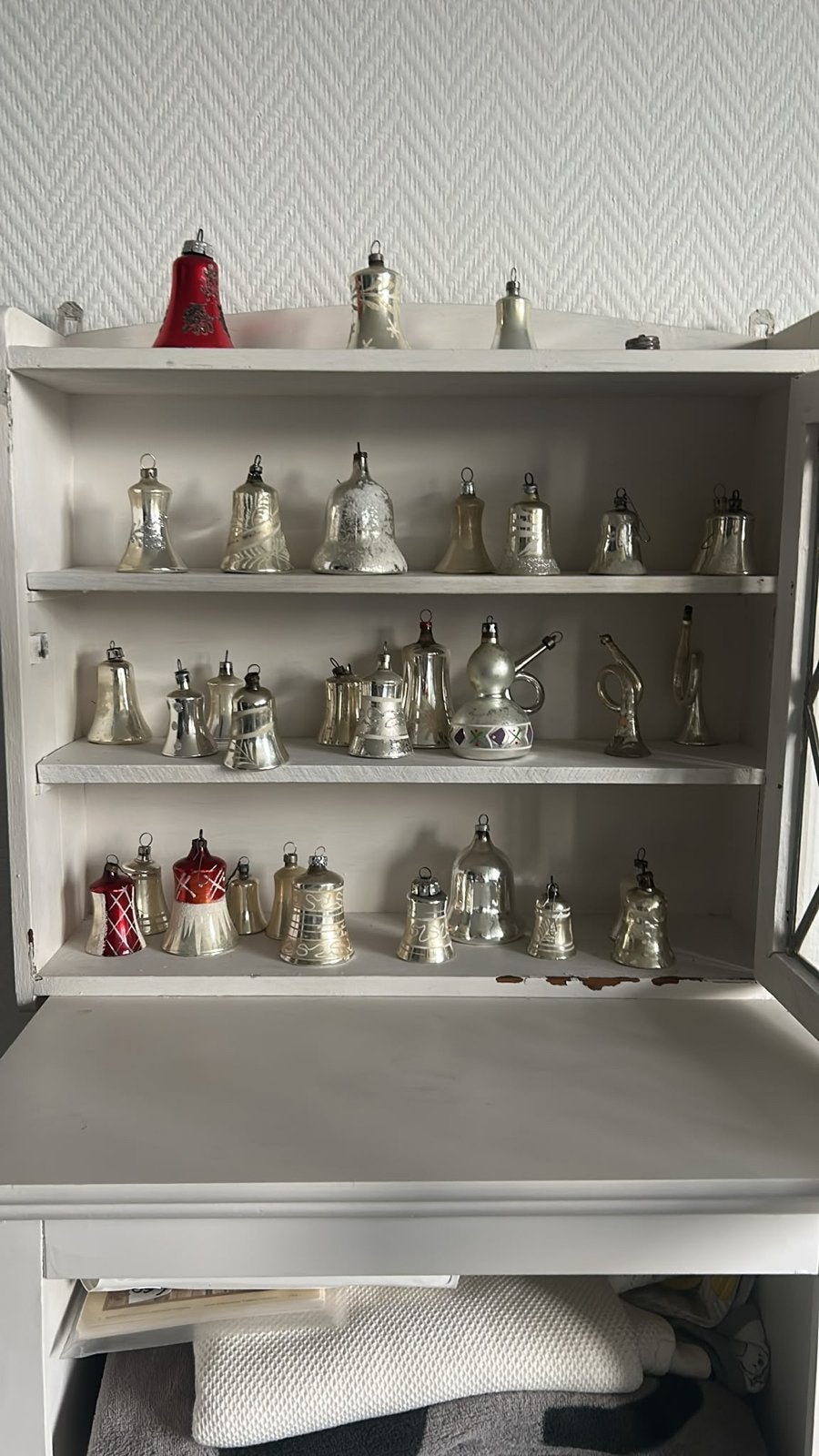 Oude kerstballen klokjes in brocante kastje, Ophalen