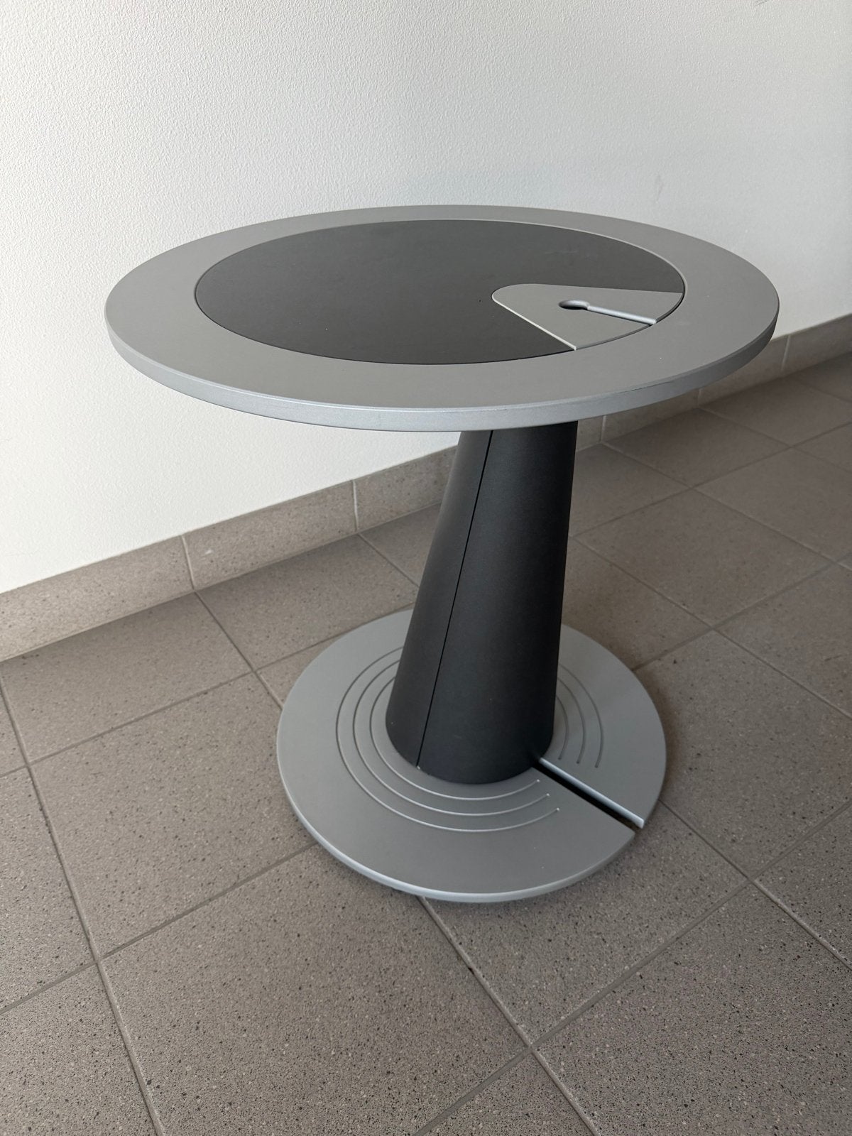 Leolux design bijzettafel met geïntegreerde electra, Huis en Inrichting, Tafels | Bijzettafels, Minder dan 55 cm, Gebruikt, Metaal of Aluminium
