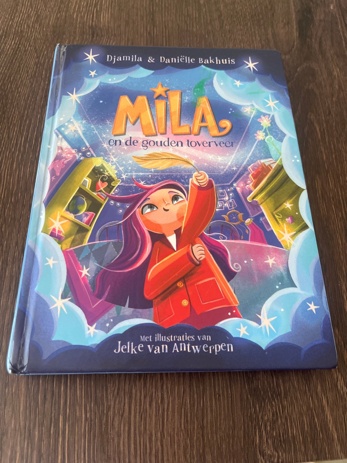 Mila en de gouden toverveer - Djamilia & Daniëlle Bakhuis, Ophalen of Verzenden, Zo goed als nieuw, Fictie