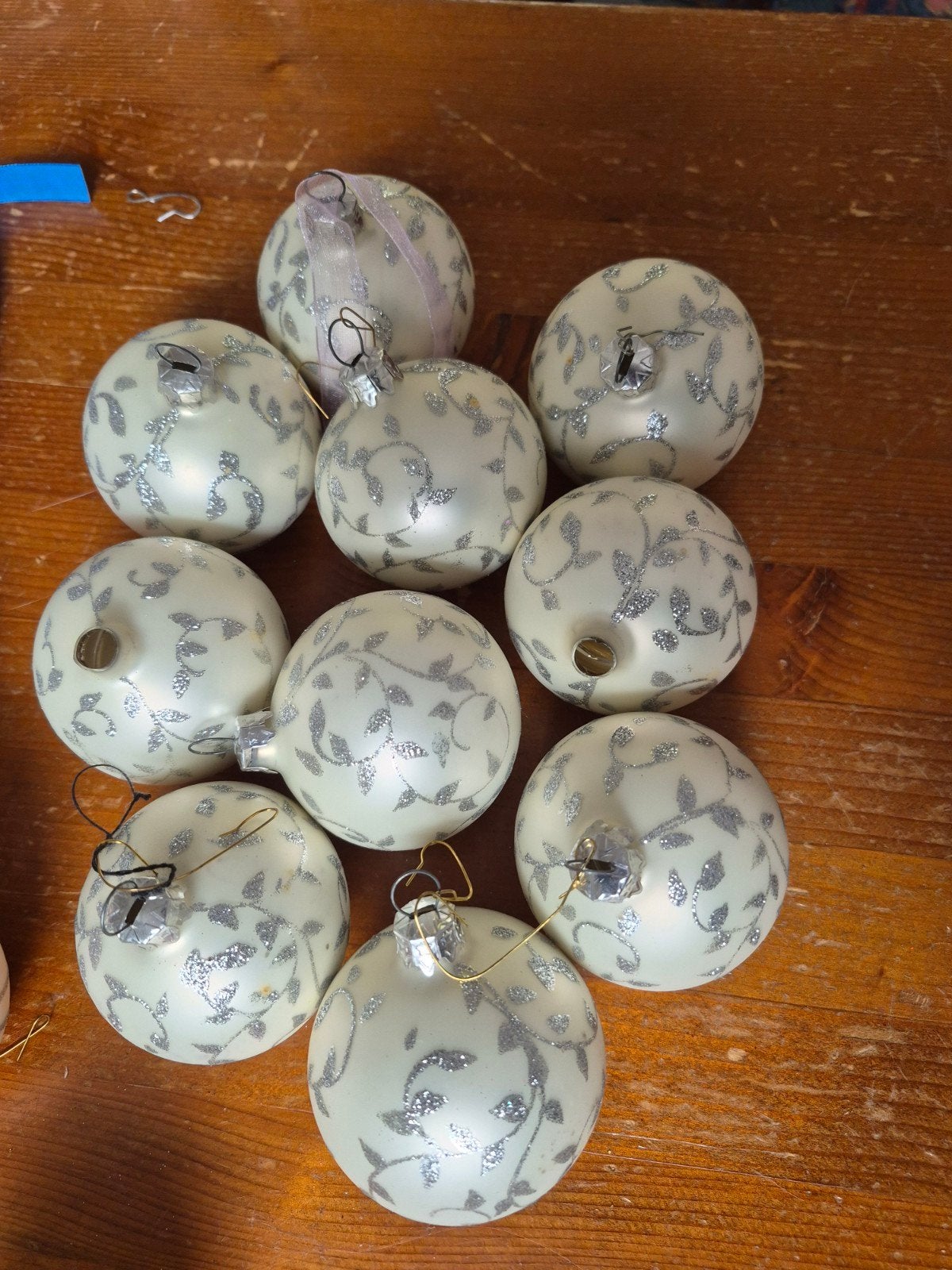 Witte kerstbal met zilveren glitter blaadjes (12 stuks), Diversen, Ophalen, Gebruikt