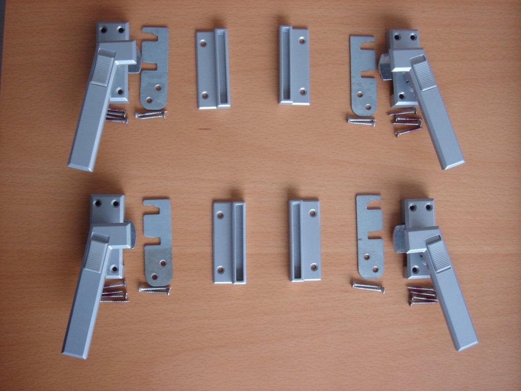4x Raamsluiting met drukknop en sluithaak, Ophalen of Verzenden, Gebruikt, Overige materialen, Overige typen