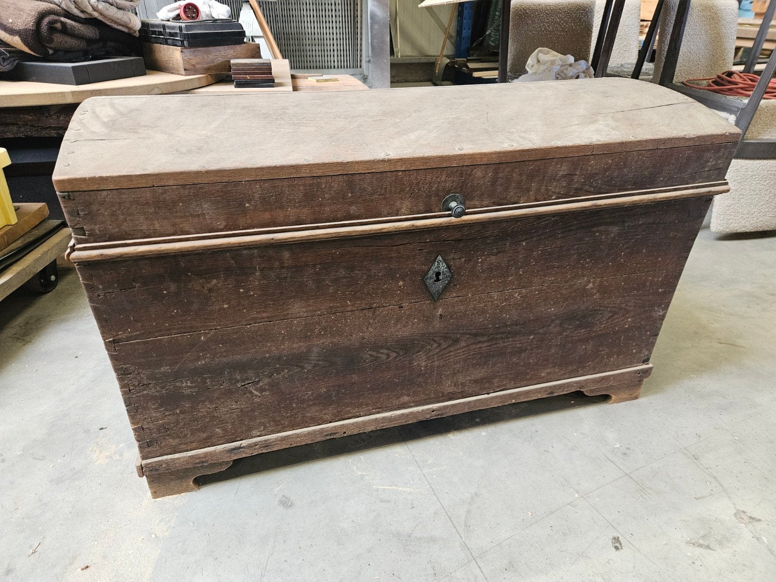 Antieke houten kist met metalen beslag, Ophalen