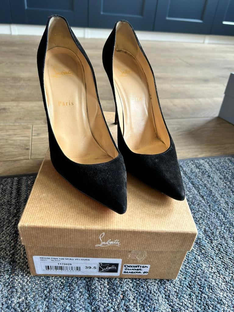 Zwart suede Christian Louboutin pumps maat 39,5, Kleding | Dames, Schoenen, Ophalen of Verzenden, Zo goed als nieuw, Zwart
