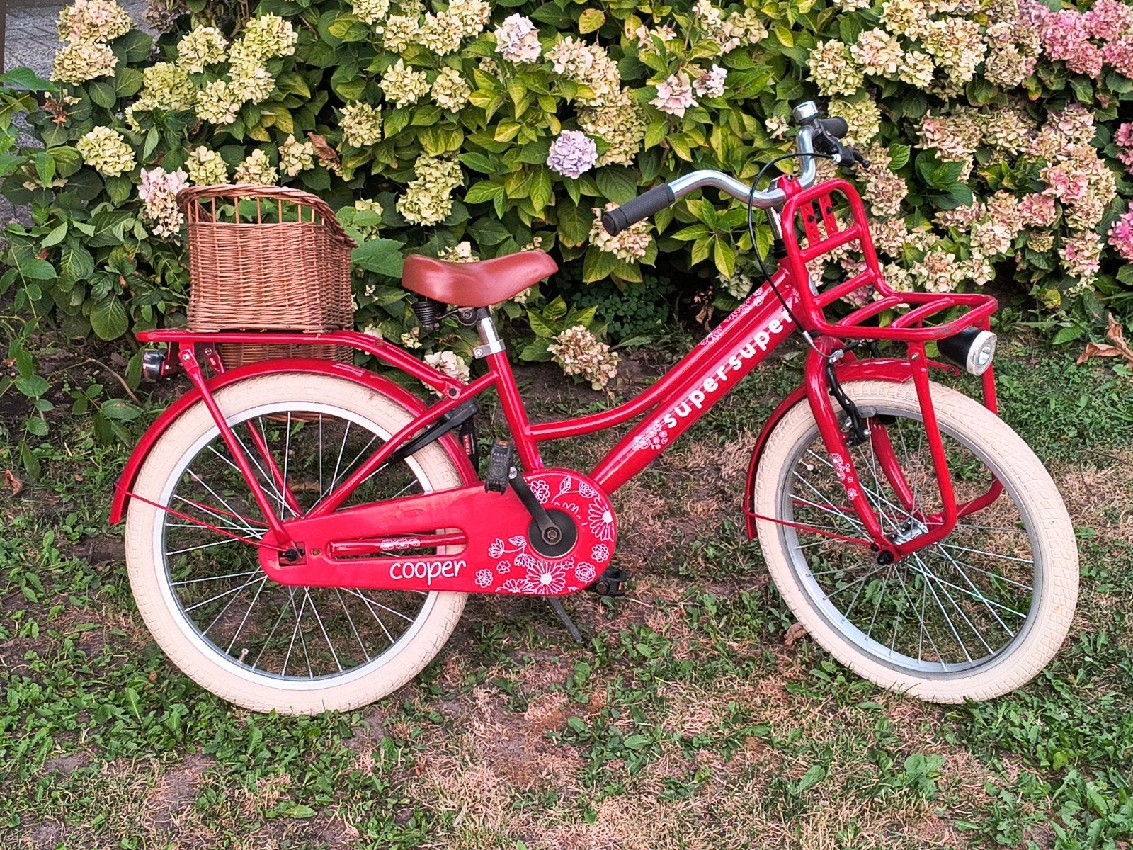 20 inch Rode SuperSuper kinderfiets met mand - Goede staat, Ophalen, 20 inch of meer, Gebruikt, Velgrem