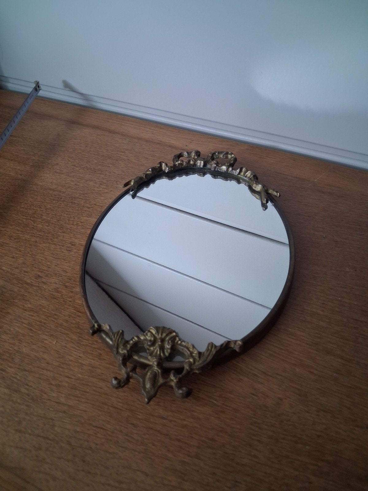 Vintage ovale spiegel met sierlijke messing rand, Antiek en Kunst, Antiek | Spiegels, Ophalen of Verzenden, Ovaal, Minder dan 50 cm