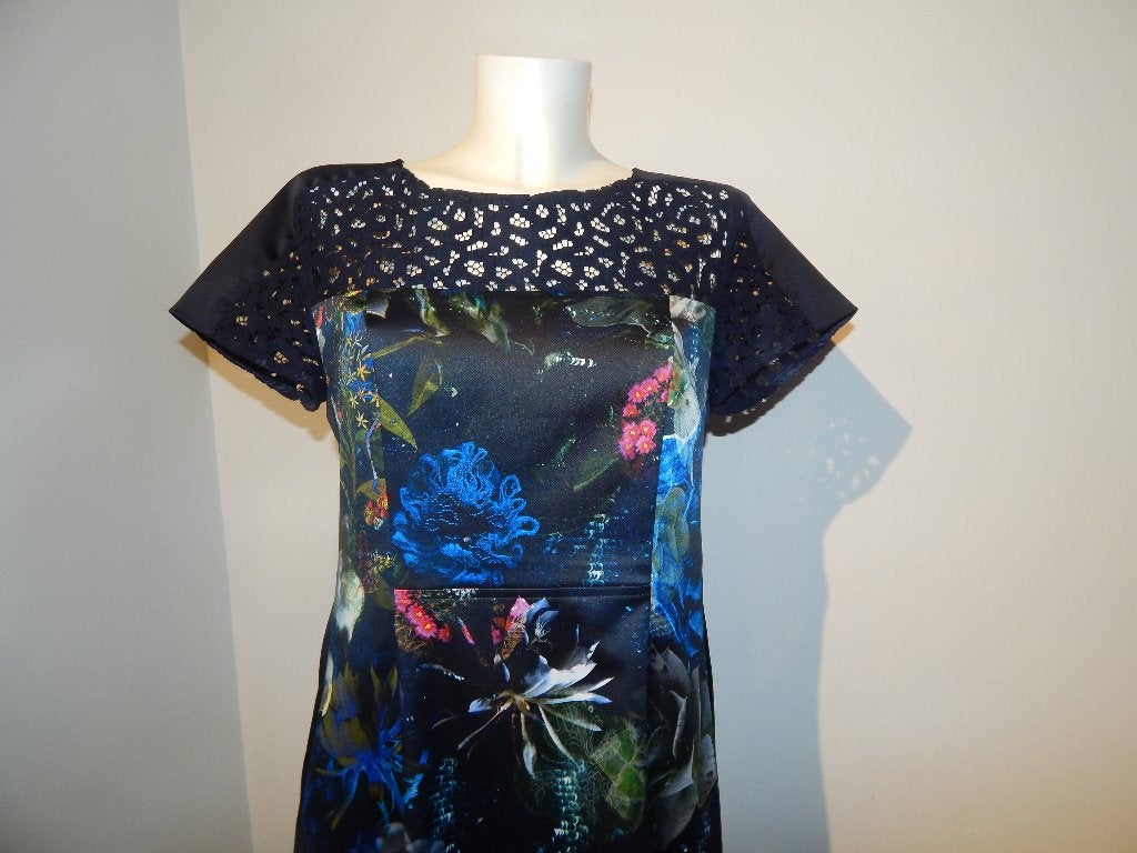 Marccain mooie jurk satijn achtig print kleur open hals N5, Kleding | Dames, Maat 42/44 (L), Zo goed als nieuw, Knielengte, Marccain