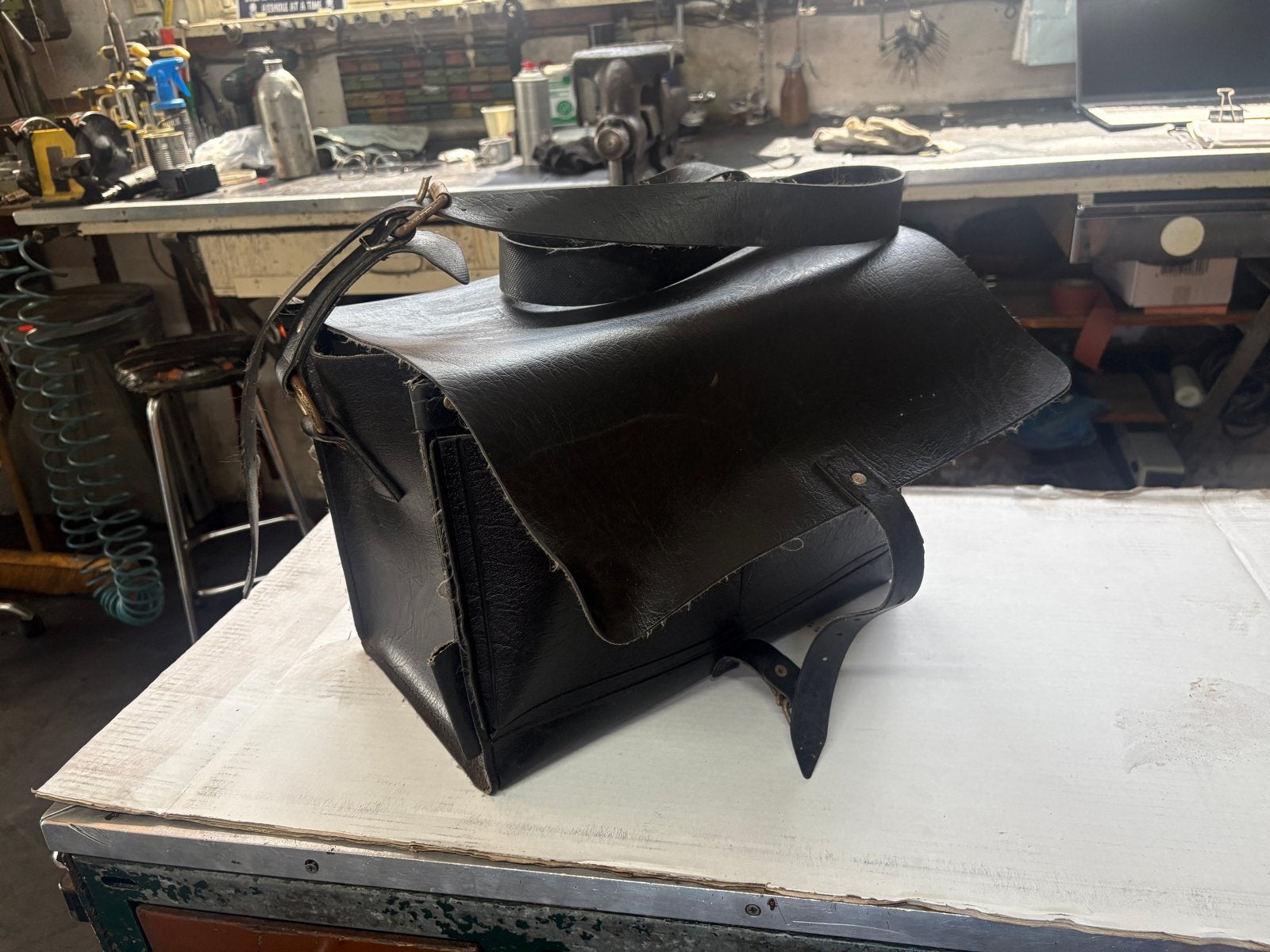 Vintage Zwarte Leren Posttas - Jaren '60/'70 Stijl, Overige merken, Gebruikt, 25 tot 40 cm, Ophalen of Verzenden