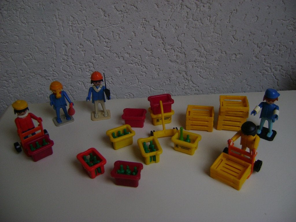 32del playmob magazijn medewerkers steekwagen 9kratten flesj, Ophalen of Verzenden, Zo goed als nieuw