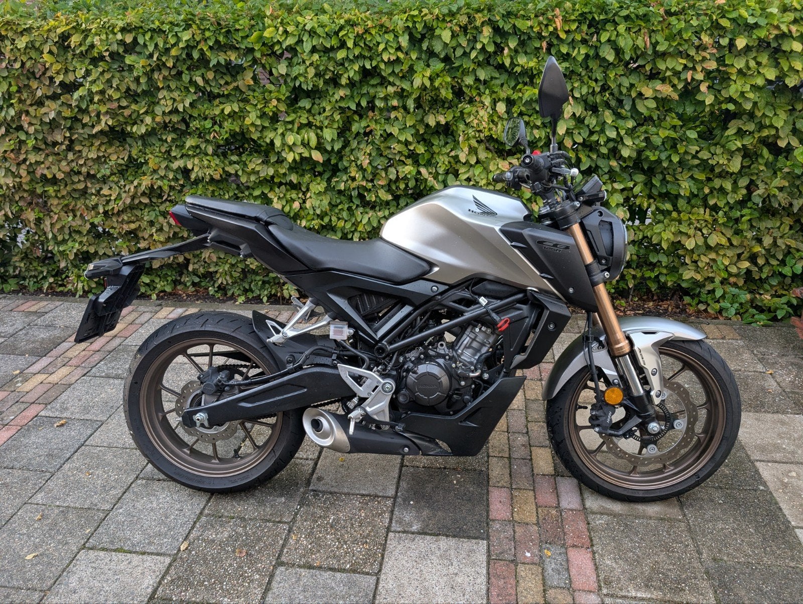 Honda CB125R 2024 Grijs, Zwart, Motoren, LED Verlichting, Occasion, 4 cilinders, Particulier