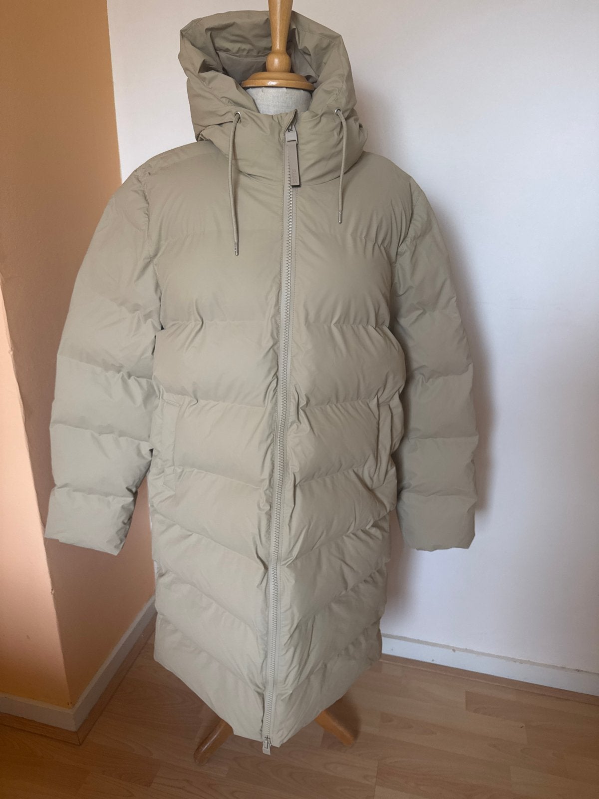 Rains Alfa Long Puffer Jas XXL - Nieuw met prijskaartje 400, Ophalen of Verzenden, Nieuw, Maat 46/48 (XL) of groter, Beige