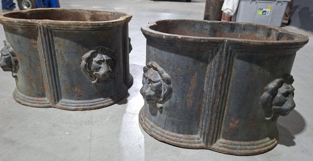 Antieke Engelse Regency gietijzeren bloempot leeuwenkoppen, Antiek en Kunst, Antiek | Woonaccessoires, Ophalen