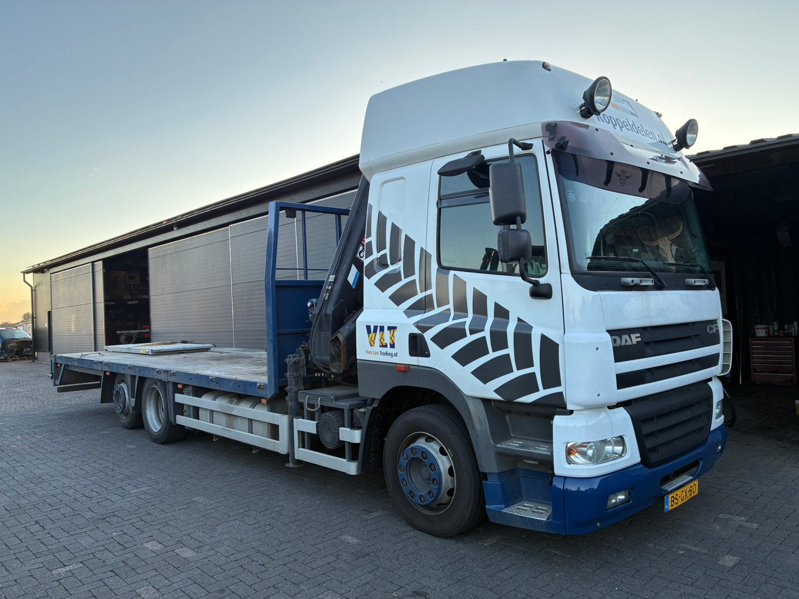 DAF CF85 oprijwagen met kraan, Auto's, Automaat, Wit, Bedrijf, Diesel