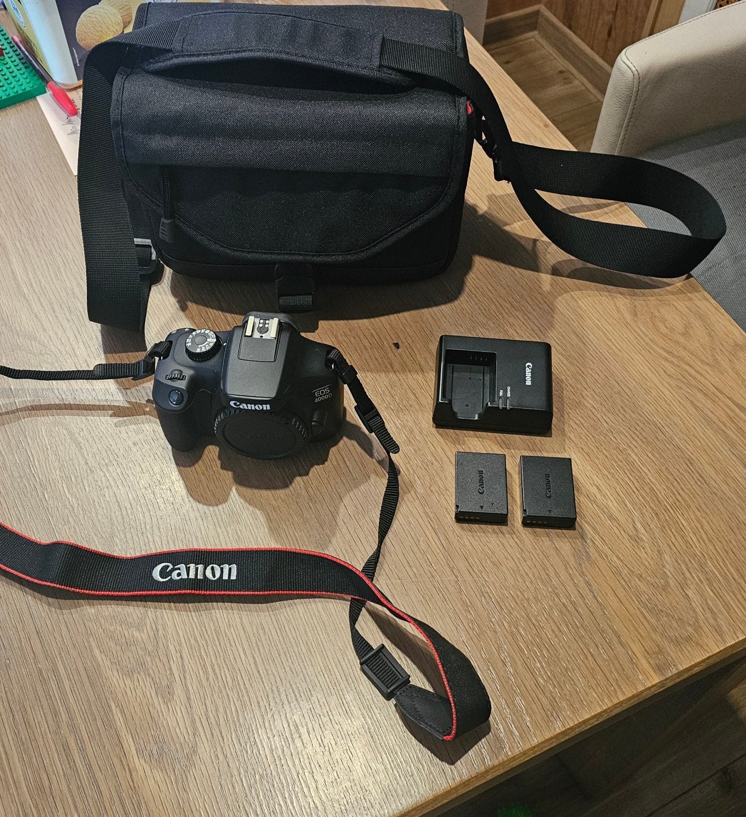 Canon eos 4000d body met 3x orginele accu en 2x oplader tas, 18 Megapixel, Spiegelreflex, Canon, Ophalen of Verzenden