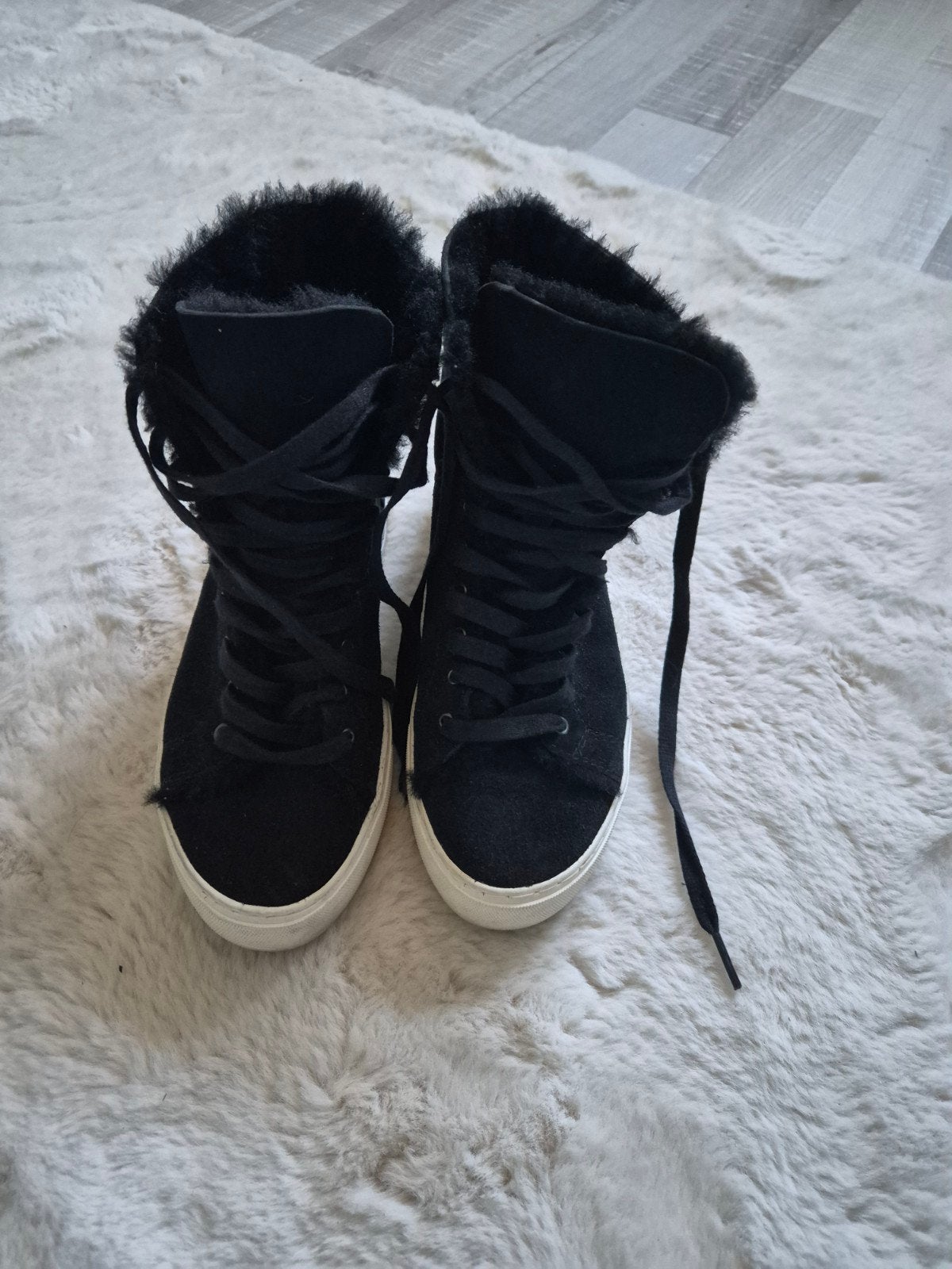 Uggs hoge sneakers maat 38, Kleding | Dames, Schoenen, Ophalen of Verzenden, Zo goed als nieuw, Zwart, Sneakers of Gympen
